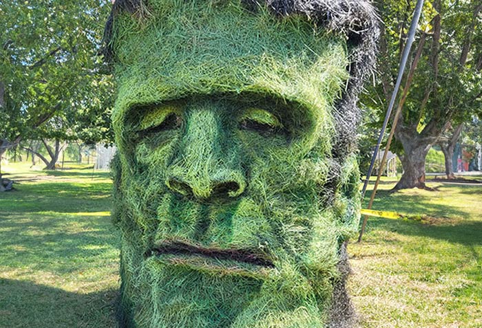 16 Hay Bales That I Sculpted To Look Like Pop-Culture Characters For Last Year’s Halloween (New Pics)